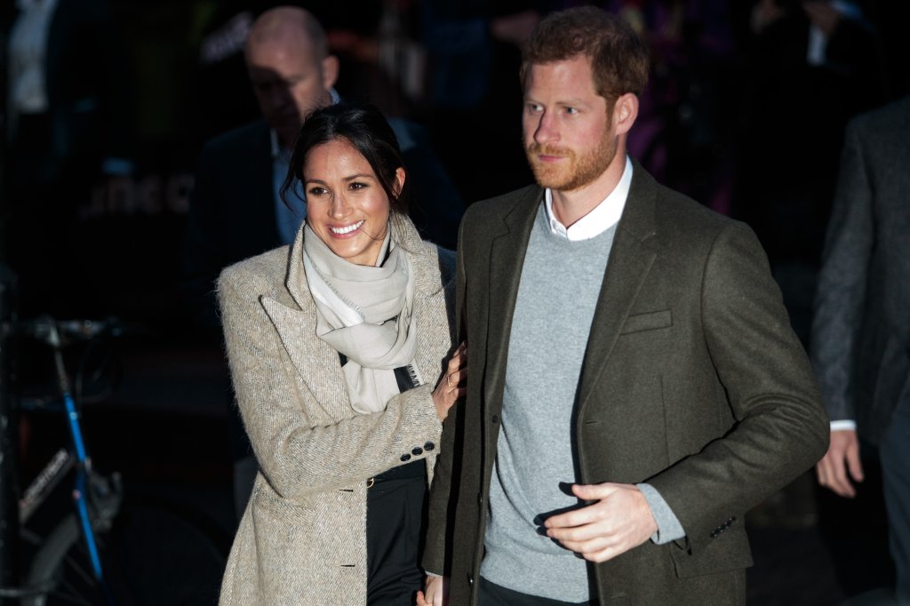 principe-harry-meghan-markle-visitam-radio-comunitaria-londres