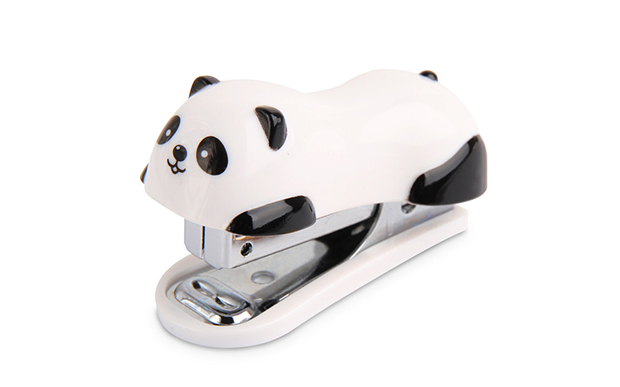 Panda grampeador <a href="https://yohstore.com.br/produto/mini-grampeador-panda-super-kawaii/">Yoh Store</a> (R$ 46,90*).