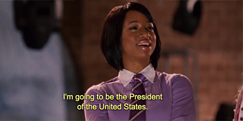 A imagem mostra uma menina negra, usando uma camisa lilás e uma gravata rosa. Ela tem cabelo liso e curto e na legenda, é possível ver que ela está falando "I'm going to be the President of the United States".