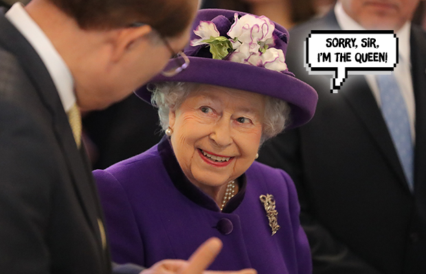 Rainha Elizabeth II com montagem de balãozinho escrito "Sorry, sir, I'm the Queen"