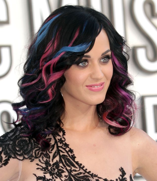 No VMA de 2010, a cantora trouxe um pouco de cor com mechas azuis e rosas