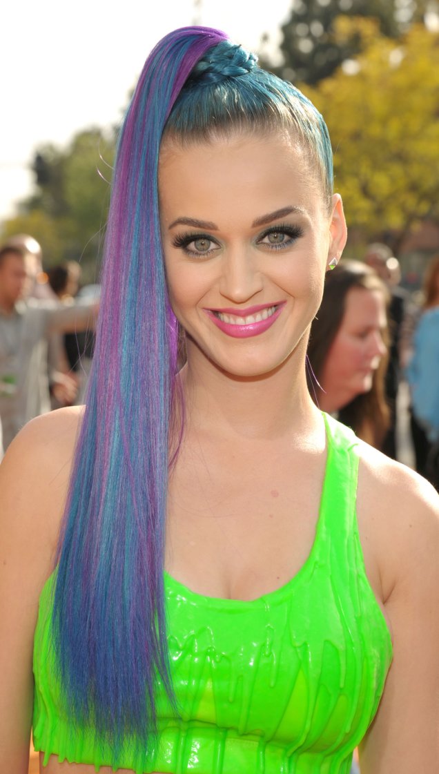Pra que escolher um tom só? No Kids' Choice Awards de 2012, Katy apareceu com um rabo de cavalo todo colorido