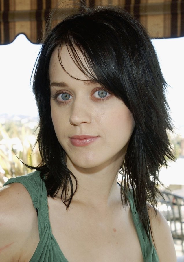 Em 2004, Katy ostentava um cabelo preto todo repicadinho - e ficou por um bom tempo com o look