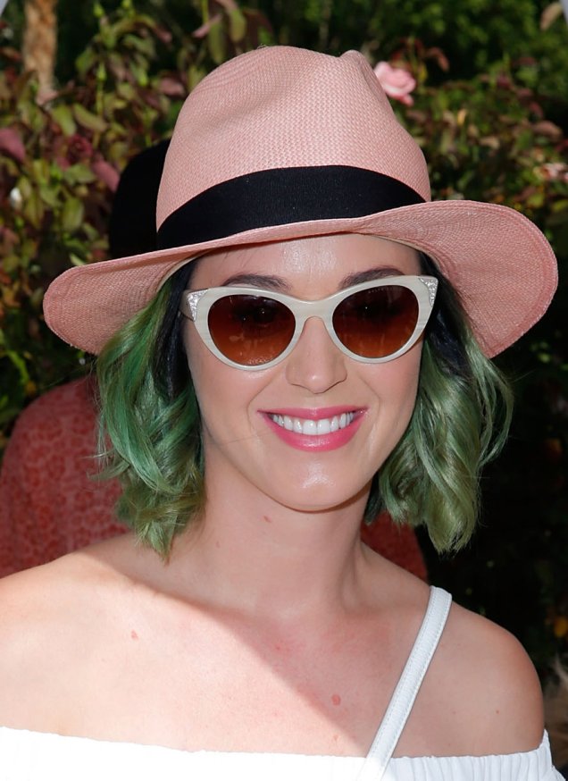 Mas Katy não se aguenta! O chanel com as pontas verdes foi usado em abril de 2014