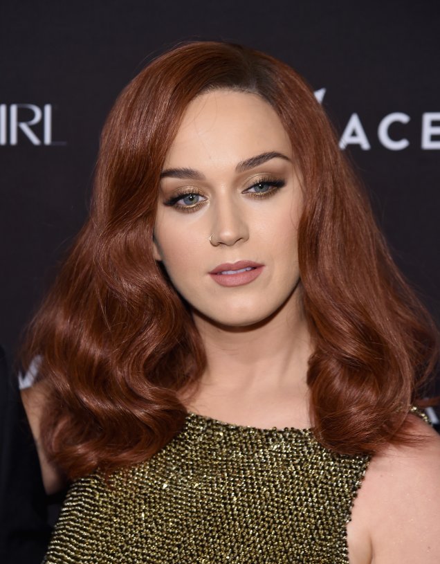 Ruiva? Check! A cantora investiu em uma peruca avermelhada em setembro de 2015