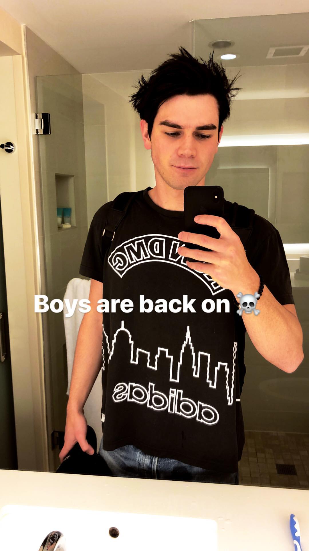 KJ Apa volta a ser moreno após terminar gravações de ...