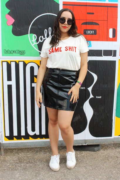 A versão preta da saia de verniz deixa qualquer look com camisetinha mais descolado e foi a escolha da <b>Pamela Oliveira, 21</b>.