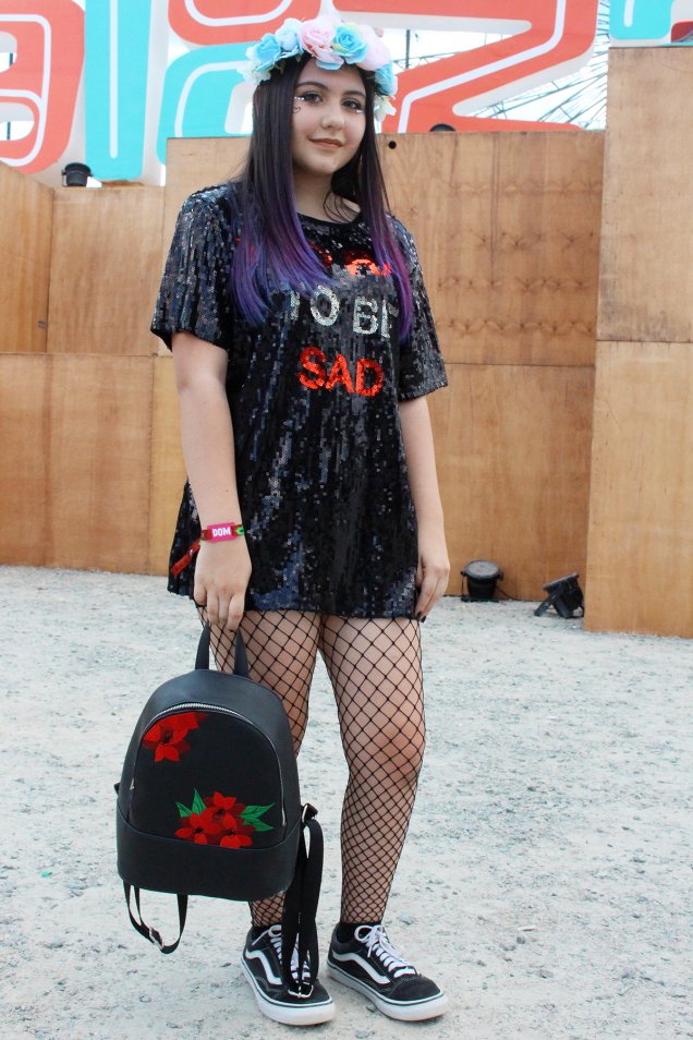 <b>Luiza Mendonça, 17</b>, combinou sua mochila estampada de flores com o vestido-camiseta de paetê.