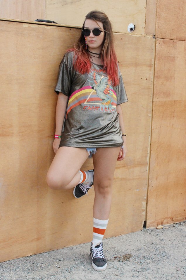 A <b>Kiara Gracie, 17</b>, usou um camisetão metalizado bem descolado com jeans, meião e tênis.