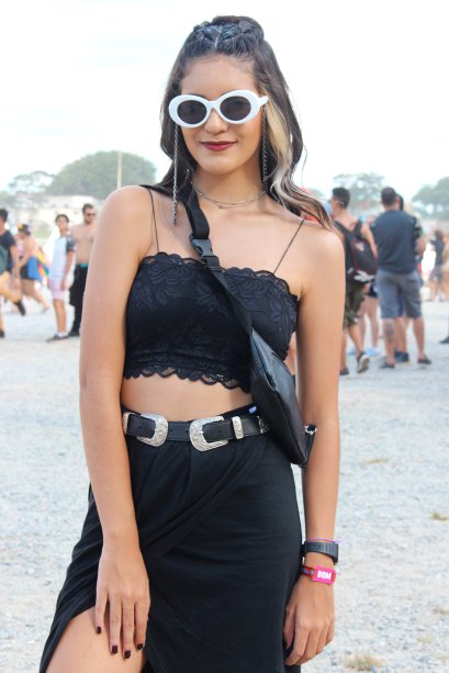 Os óculos de sol com armação branca fizeram bastante sucesso nos looks total black, como o da <b>Leticia Rodrigues, 18.</b>