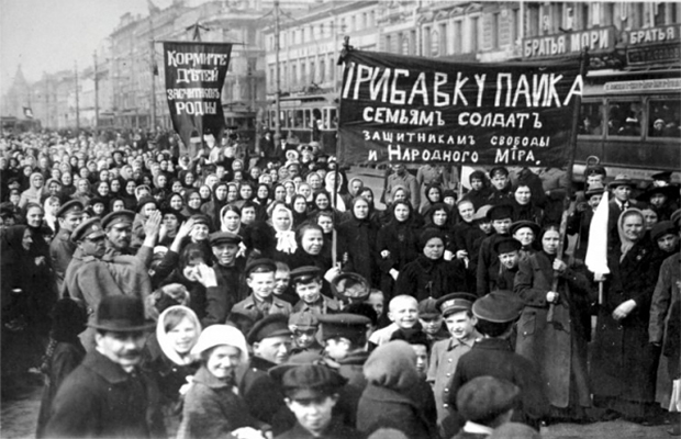 Manifestação contra o czarismo de mulheres na Rússia.