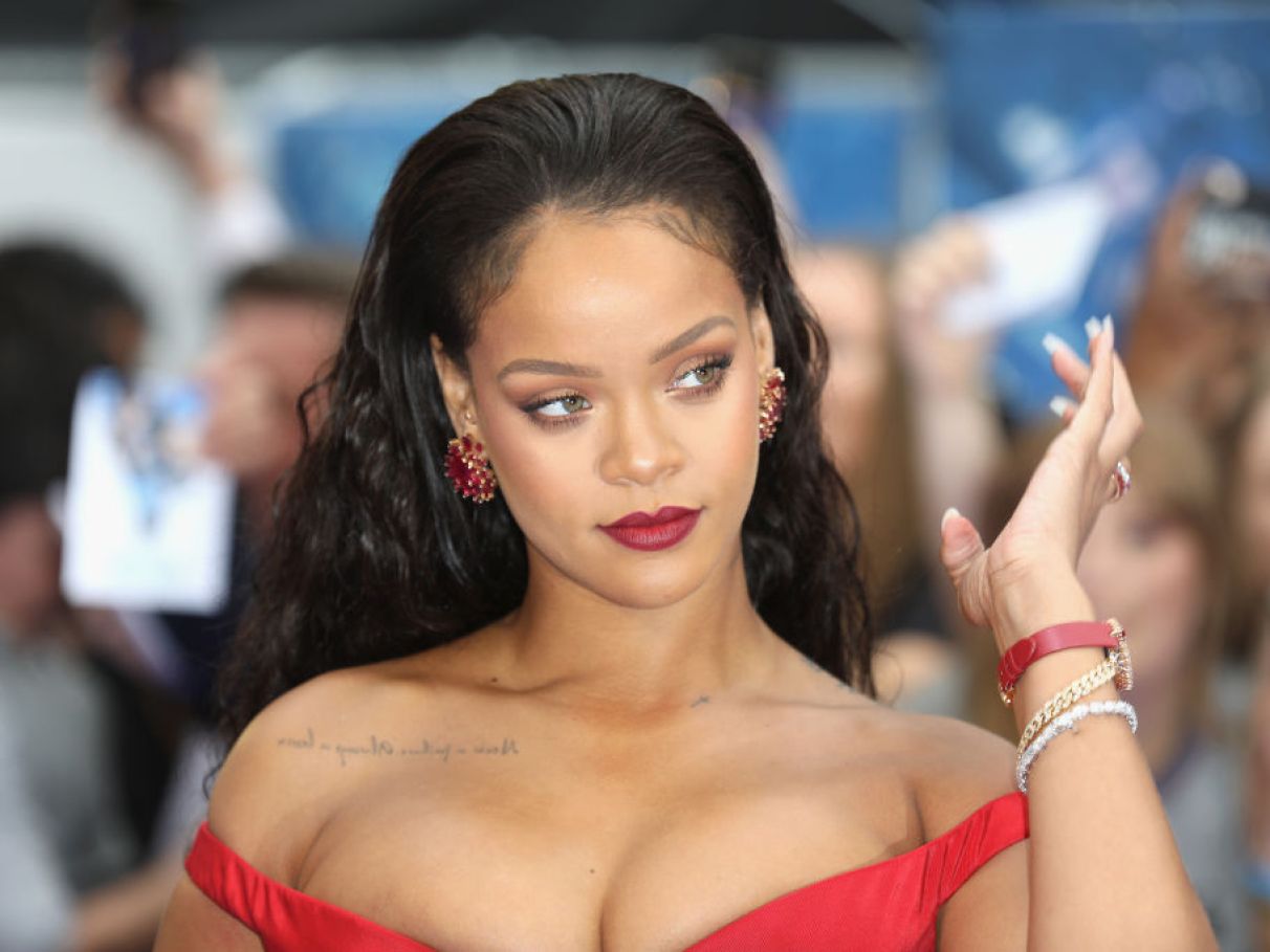 Rihanna mostra seus pelos da perna em foto e é... | Capricho