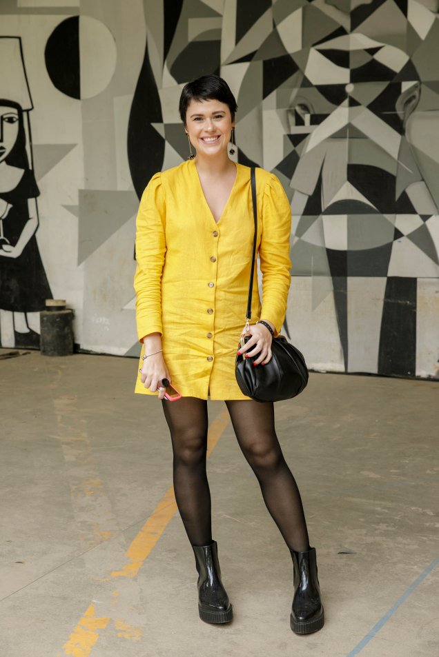 Helena Moro fez diferente e apostou no amarelo! Vestidos com meia calça são ótimas escolhas para o inverno.