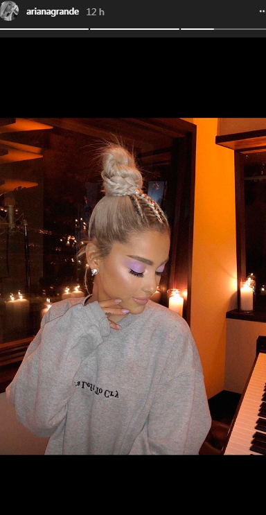 ariana-grande-coque-olho-esfumado ariana-grande-coque-olho-esfumado