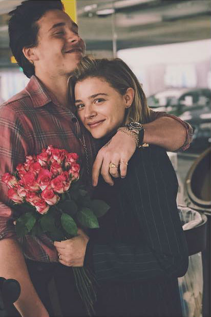 Brooklyn Beckham é flagrado com modelo e Chloë Moretz posta suposta  indireta!