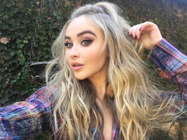 sabrina-carpenter-cabelo-loiro