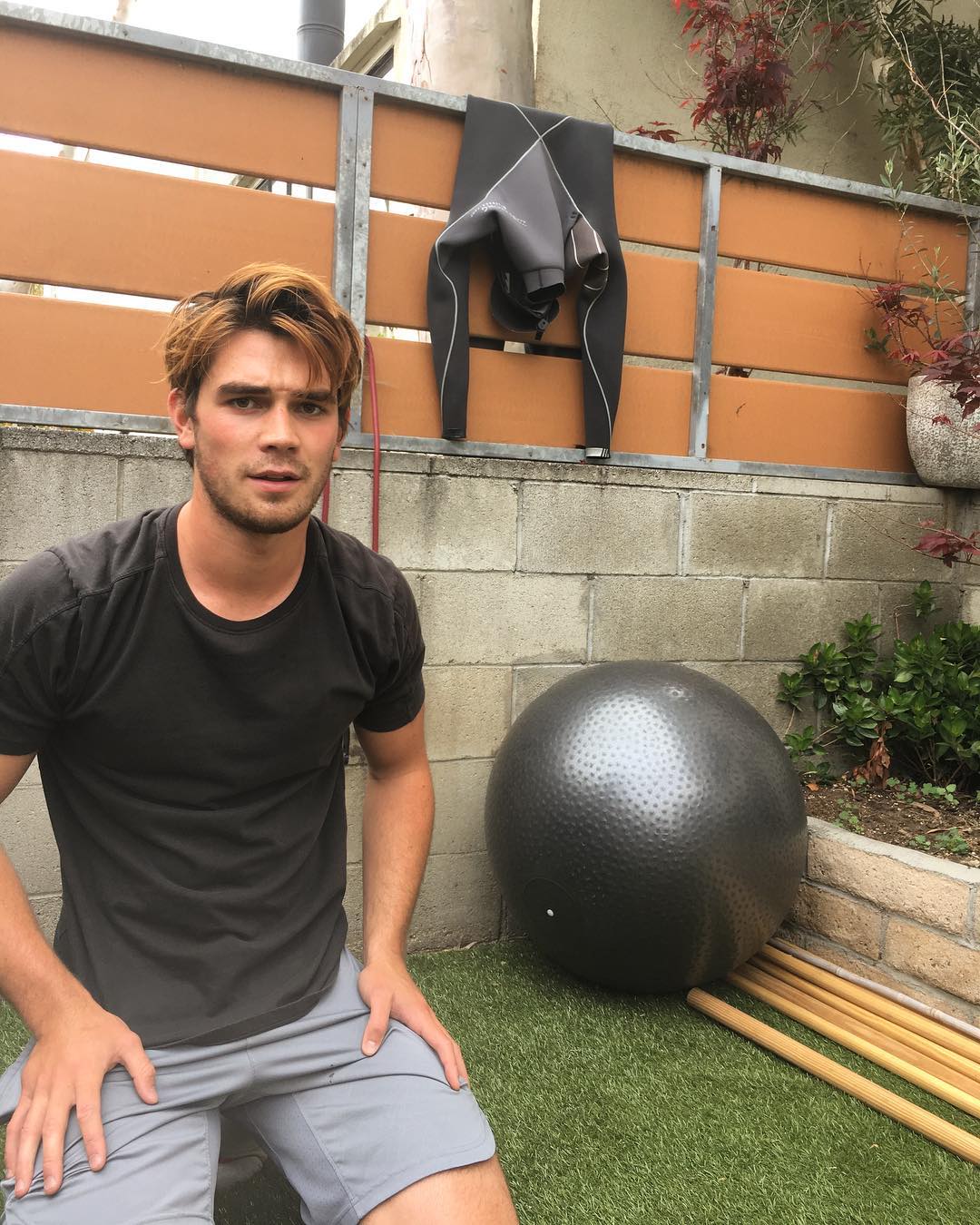 gemeos-kj-apa gemeos-kj-apa