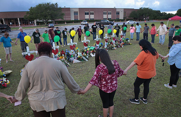 Professora morreu salvando alunos durante tiroteio na Santa Fe High School