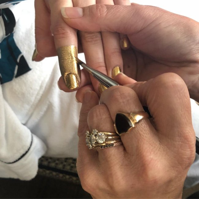 unhas-katherine-langford-met-gala-1 unhas-katherine-langford-met-gala-1