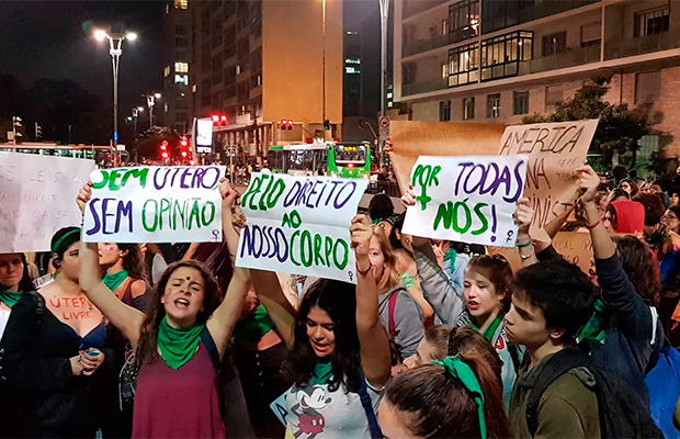 Por que as brasileiras estão protestando pela descriminalização do aborto?
