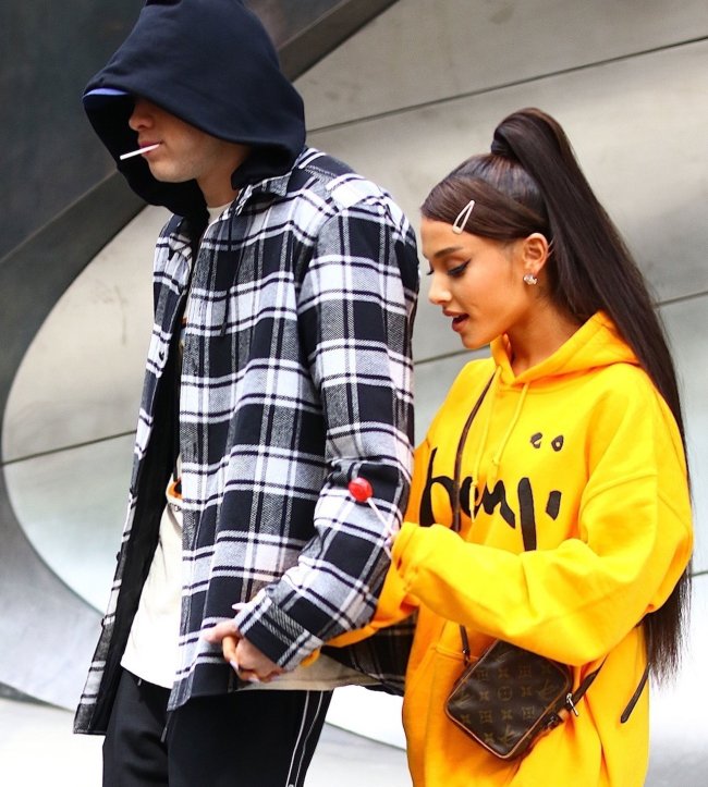 ariana-grande-rabo-de-cavalo-tic-tac-2 ariana-grande-rabo-de-cavalo-tic-tac