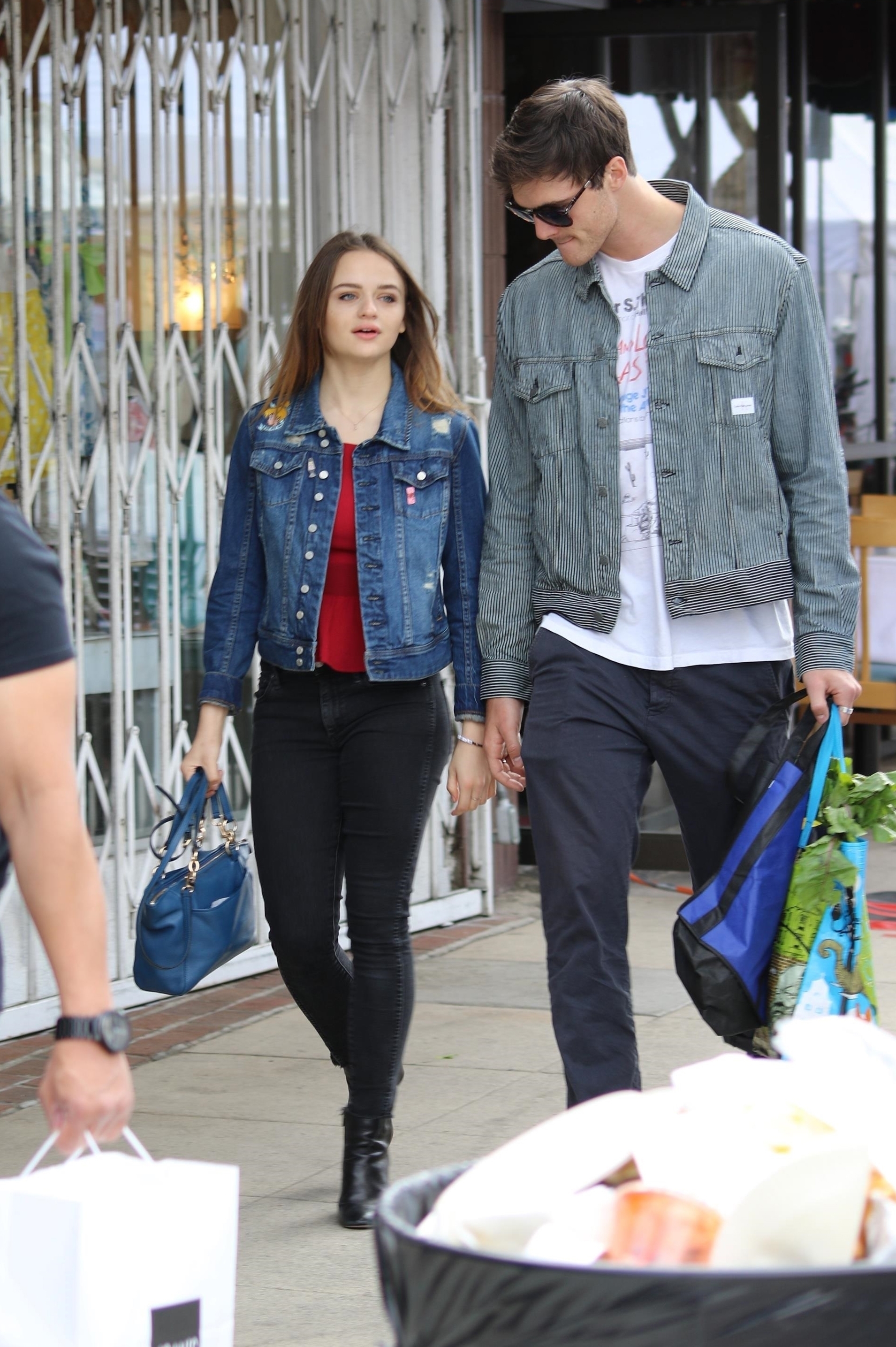 joey-king-e-jacob-elordi-street-style joey-king-e-jacob-elordi-street-style