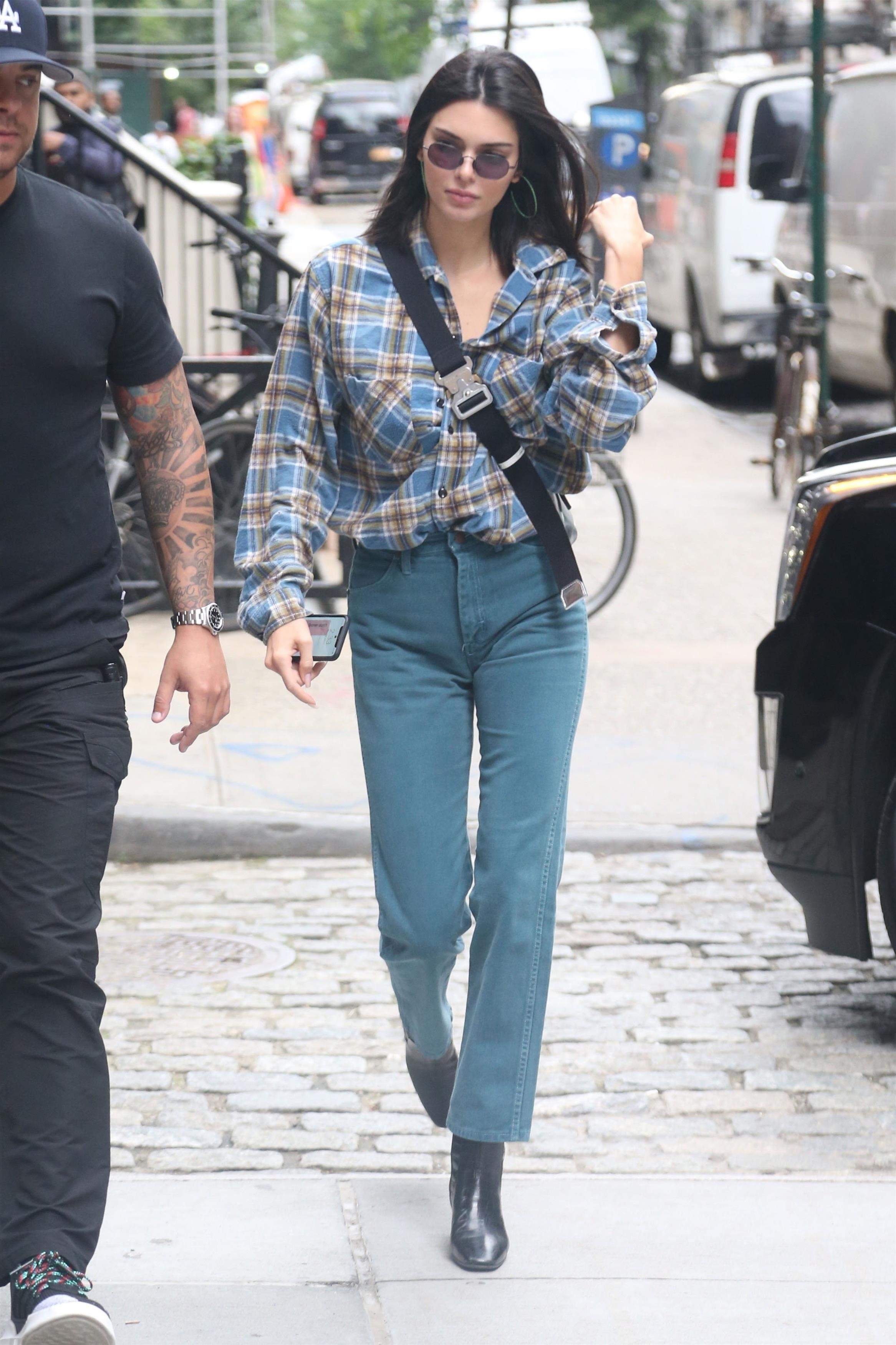 Kendall Jenner usa look de camisa xadrez e mom jeans perfeito para festa junina.