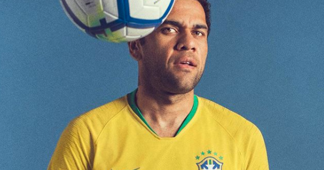 ¿Cantante?  ¡Fuera del Mundial, Dani Alves estrena video musical en español!