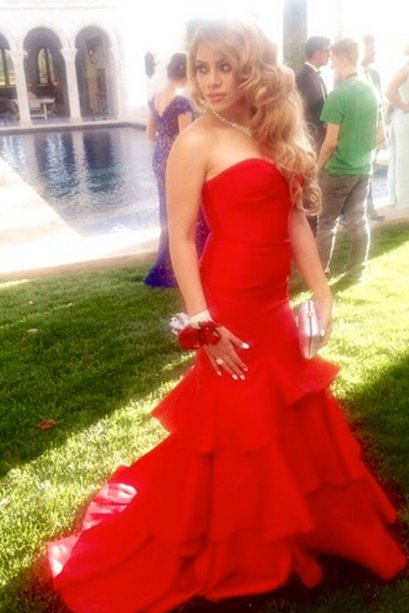 Dinah Jane caprichou na produção e escolheu o look todo vermelho em um vestido tipo sereia.