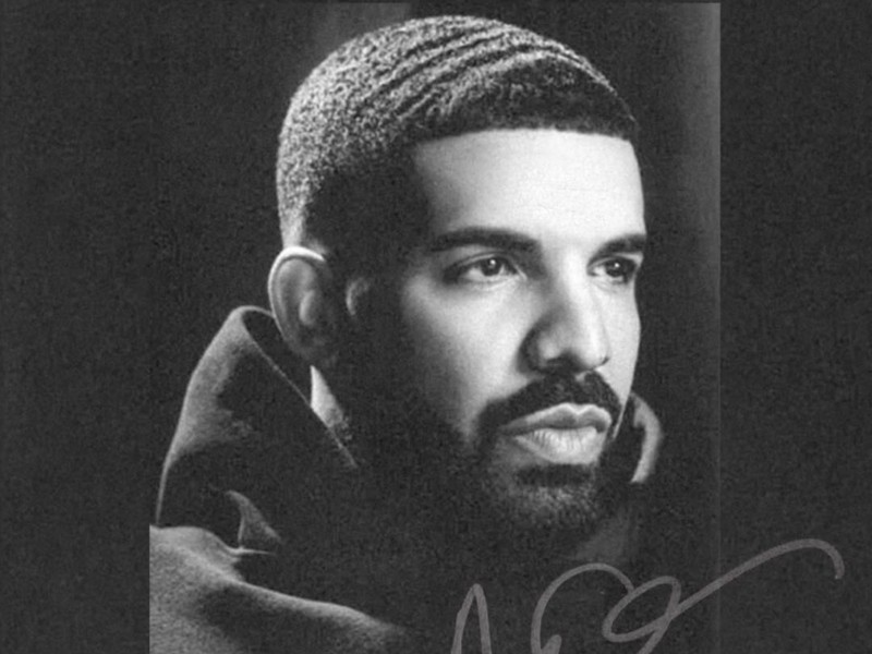 Drake na capa do Scorpion; a foto está em preto e branco e mostra o cantor de perfil levemente de lado com expressão séria; sua assinatura aparece na parte inferior da imagem