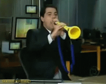 Evaristo Costa tocando vuvuzela