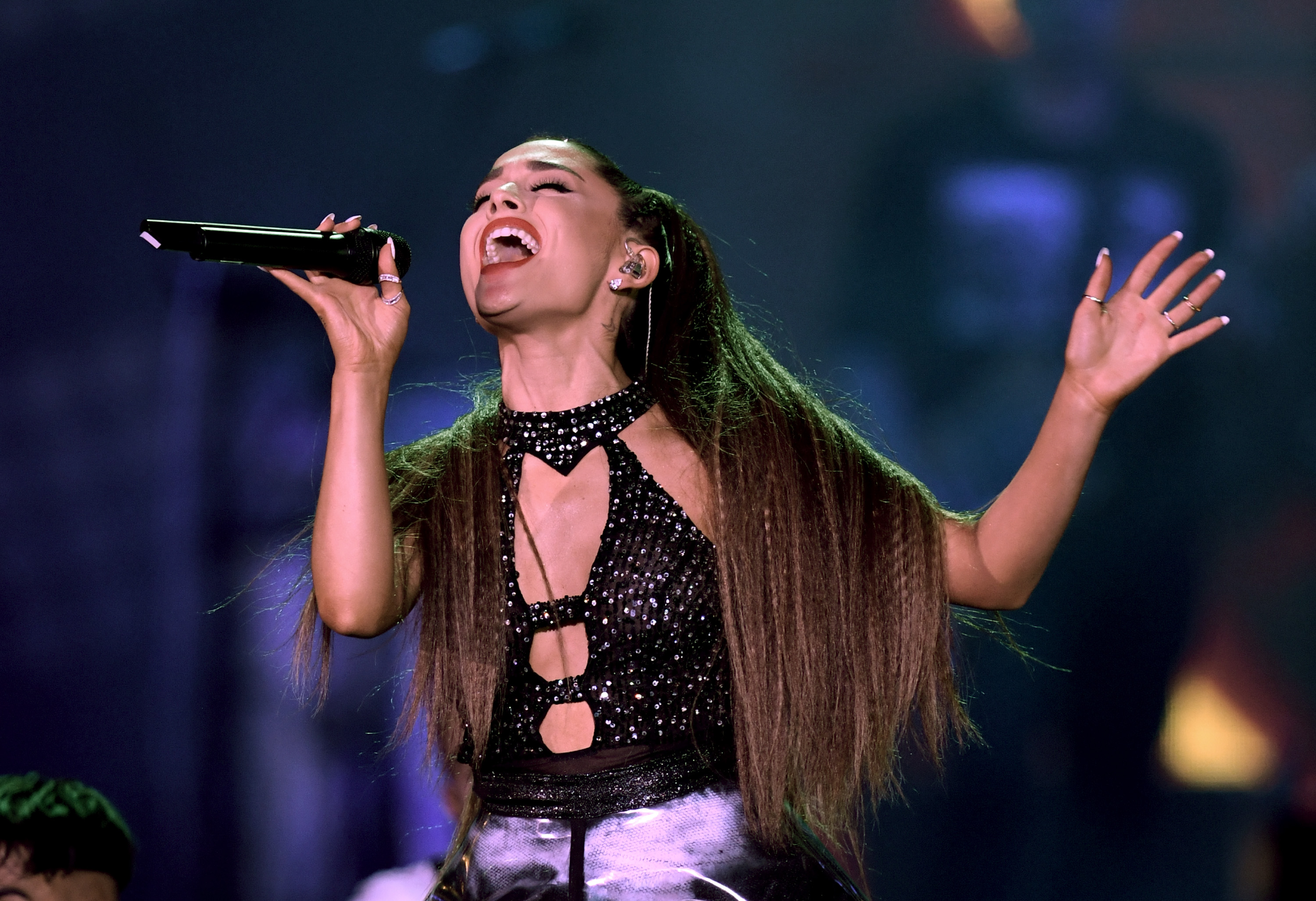 ariana-grande-body-cristais ariana-grande-body-cristais