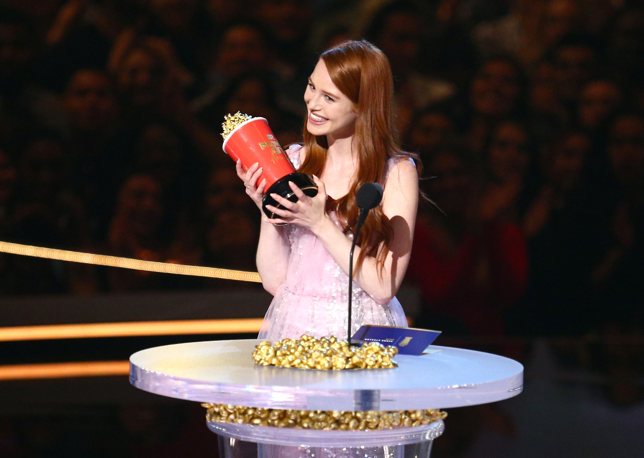 2018 MTV Movie And TV Awards - Madelaine Petsch aceitando o prêmio de 'Quem Rouba a Cena'