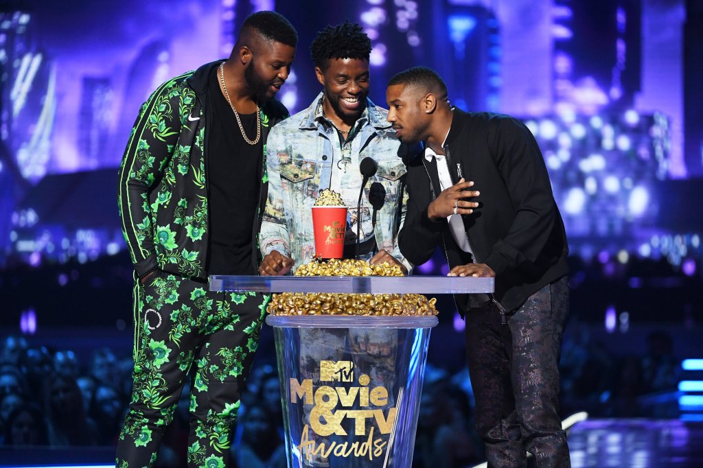 2018 MTV Movie And TV Awards - Winston Duke, Chadwick Boseman, e Michael B. Jordan aceitando o prêmio de melhor filme por Pantera Negra