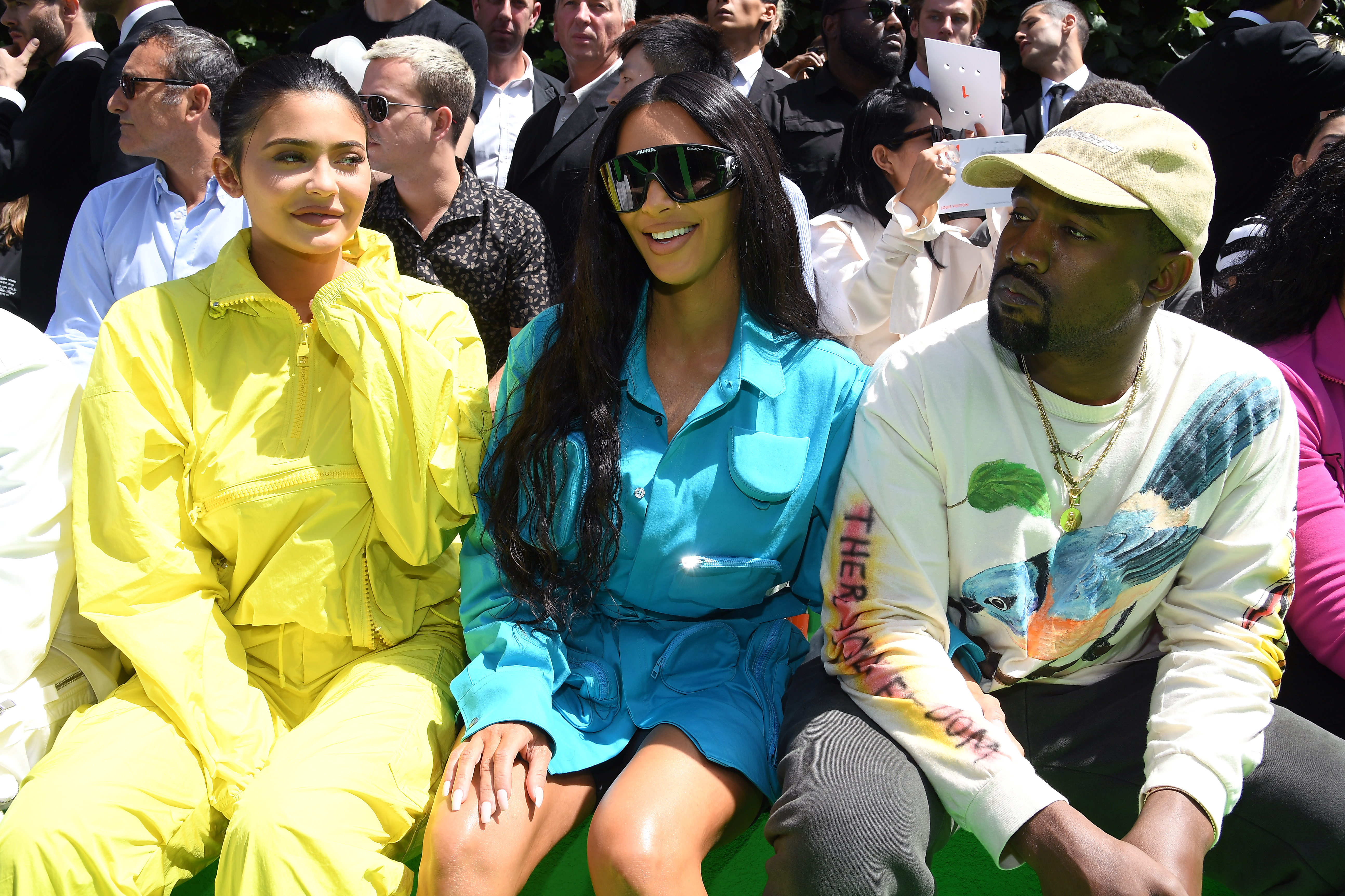 Kylie Jenner vestida de amarelo e Kim Kardashian de azul