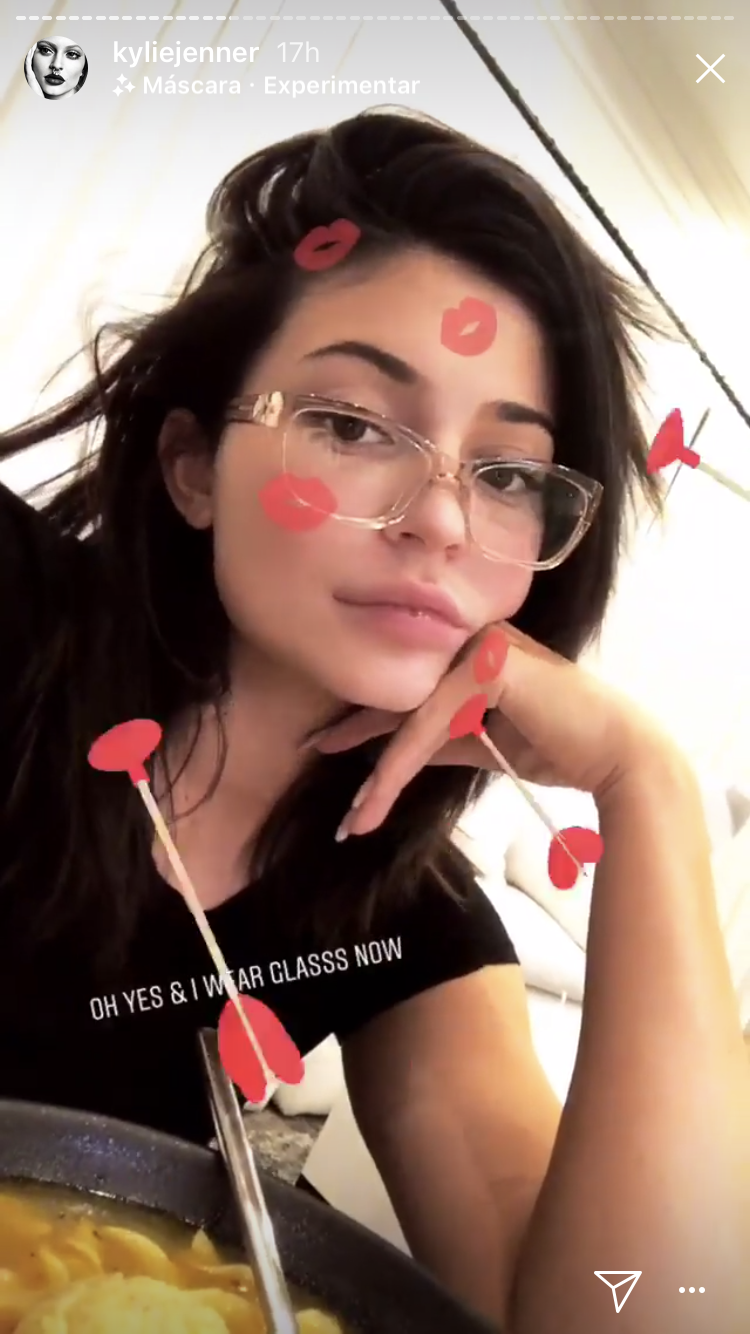 Kylie Jenner usando óculos de grau com armação transparente