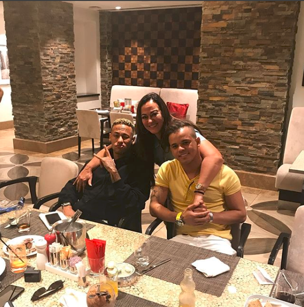 Neymar aparece com possível novo corte de cabelo em foto com a mãe, Nadine