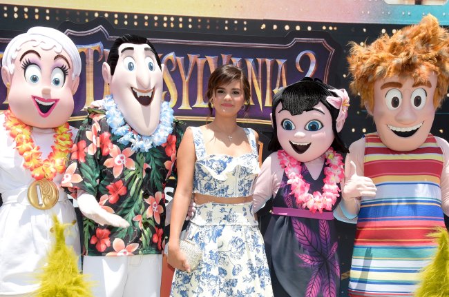 Selena Gomez com personagens na premiére de Hotel Transilvânia 3