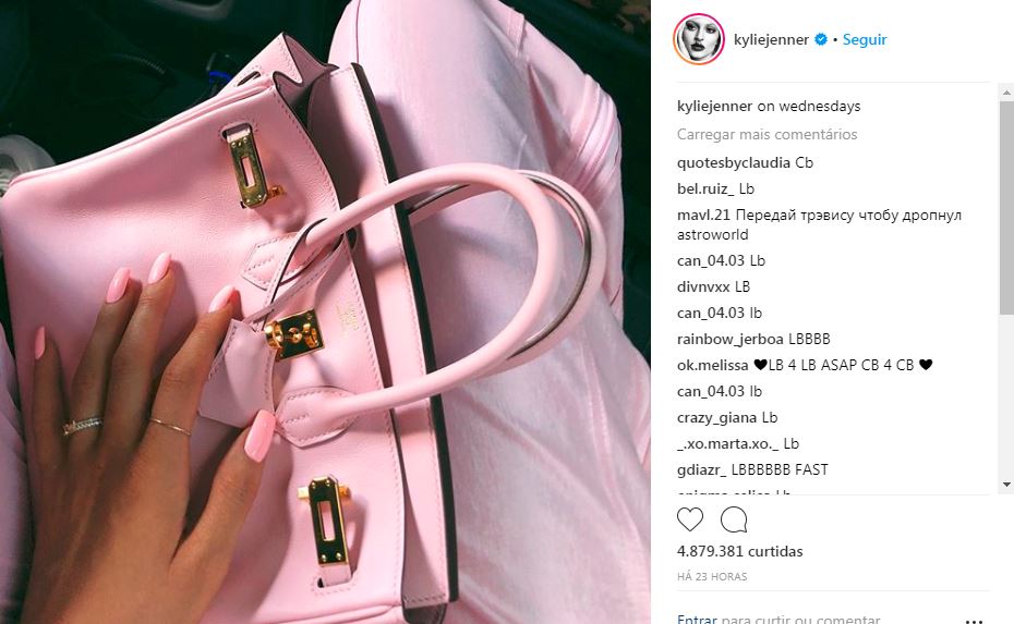Kylie Jenner com look rosa à la meninas malvadas