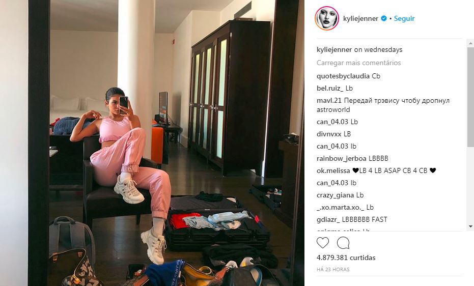 Kylie Jenner com look rosa à la meninas malvadas