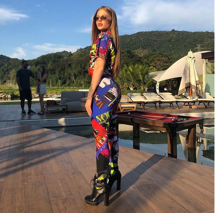 Luísa Sonza com look da coleção Tribute da Versace.