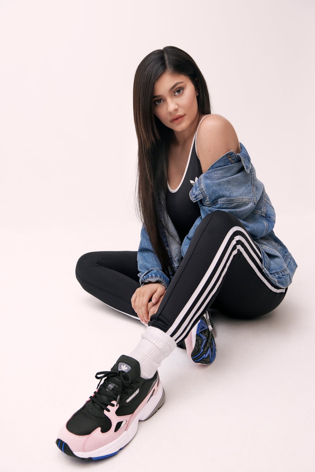 Kylie-jenner- adidas-originals-tênis-falcon