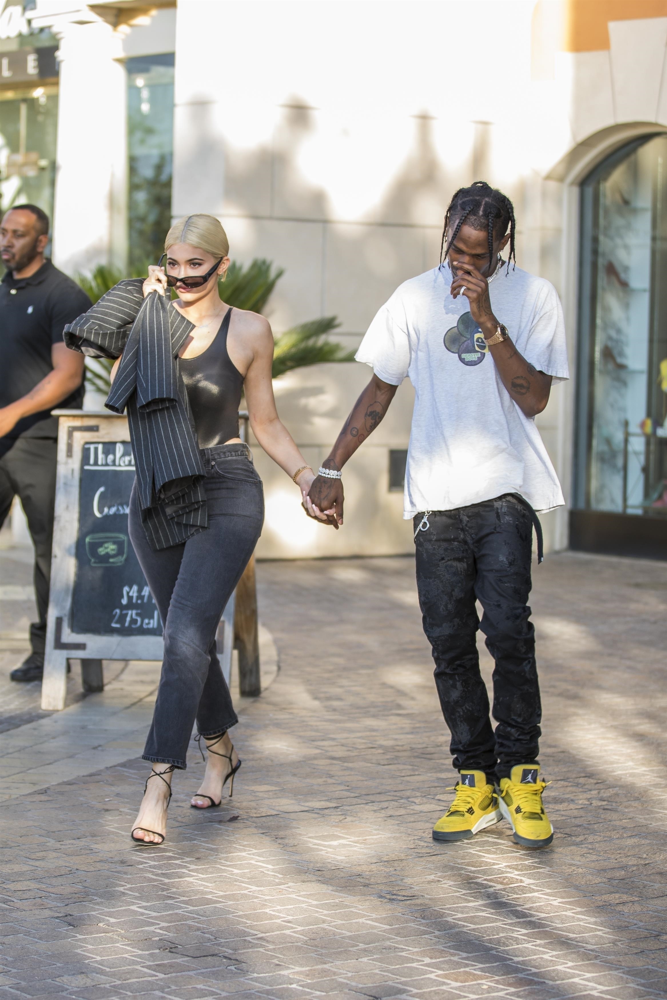 Kylie Jenner e seu look lacrador ao lado do namorado Travis Scott.