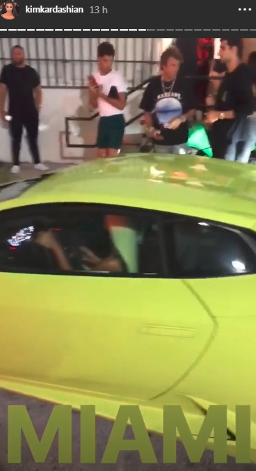 cabelo-verde-neon-kim-kardashian-carro-2 cabelo-verde-neon-kim-kardashian-carro-2
