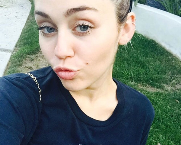 famosas-que-falam-sobre-acne-espinhas-miley-cyrus famosas-que-falam-sobre-acne-espinhas-miley-cyrus