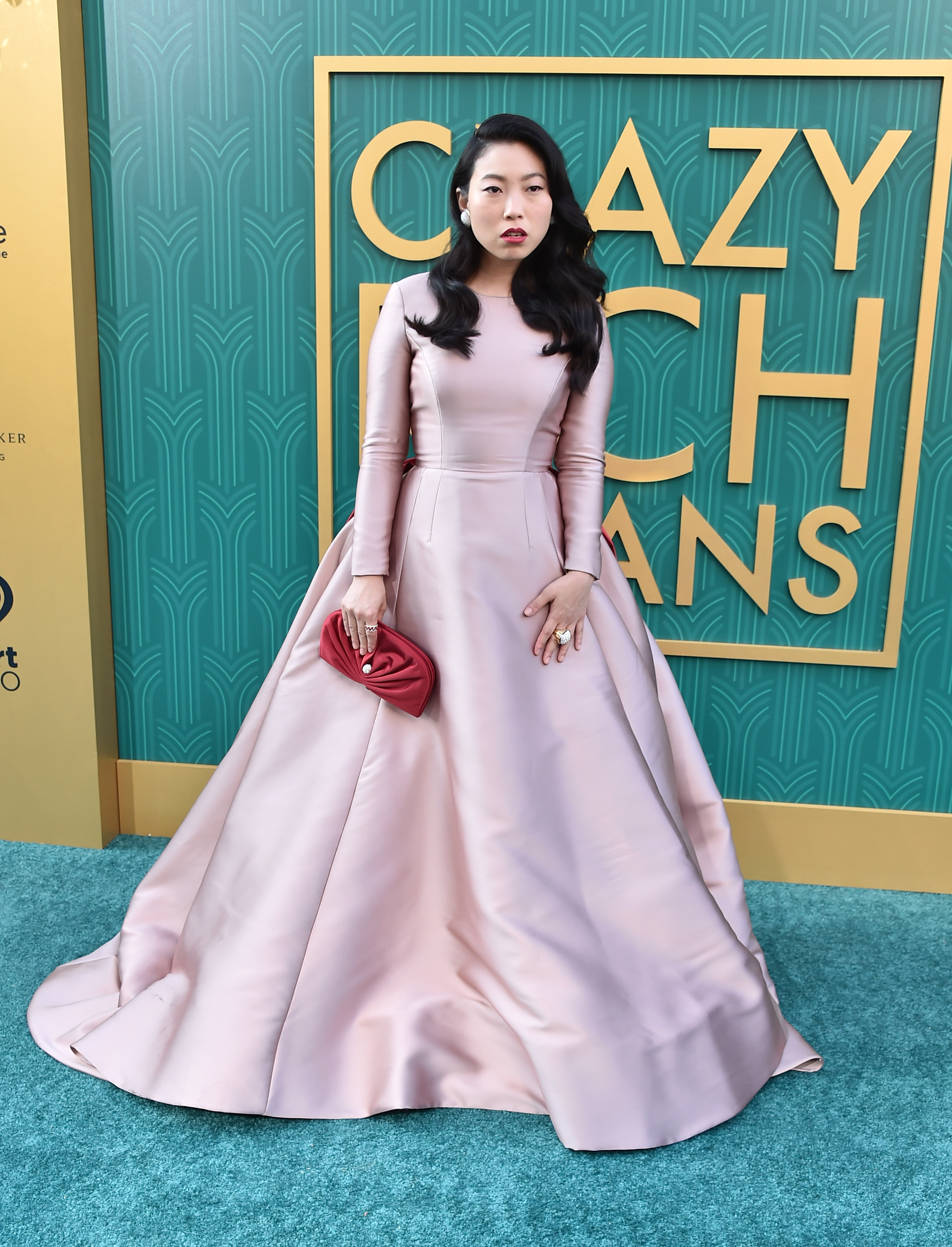 podres-de-ricos-red-carpet-Awkwafina O look de red carpet da atriz Awkwafina.