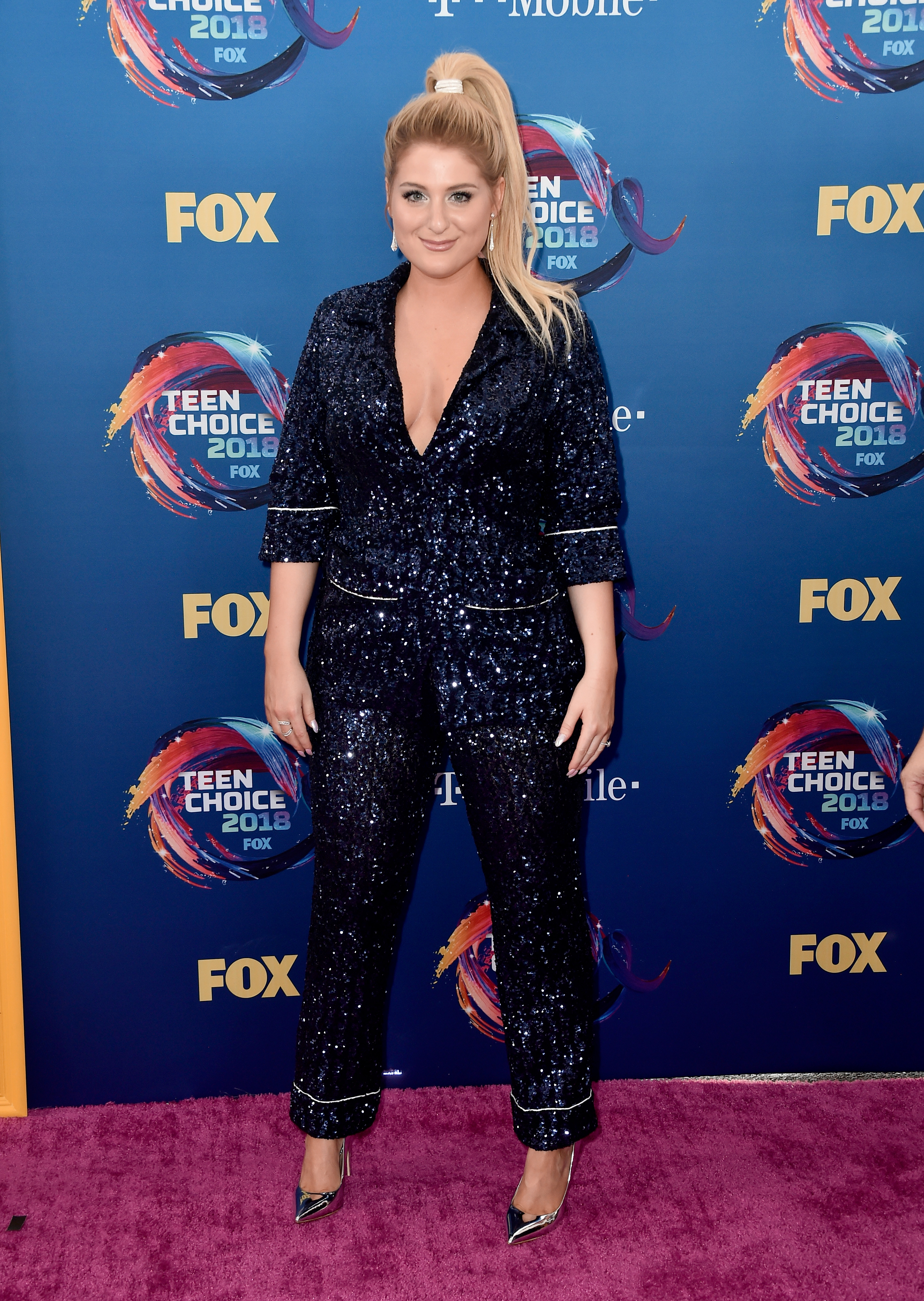 Meghan Trainor no red carpet do Teen Choice Awards 2018.