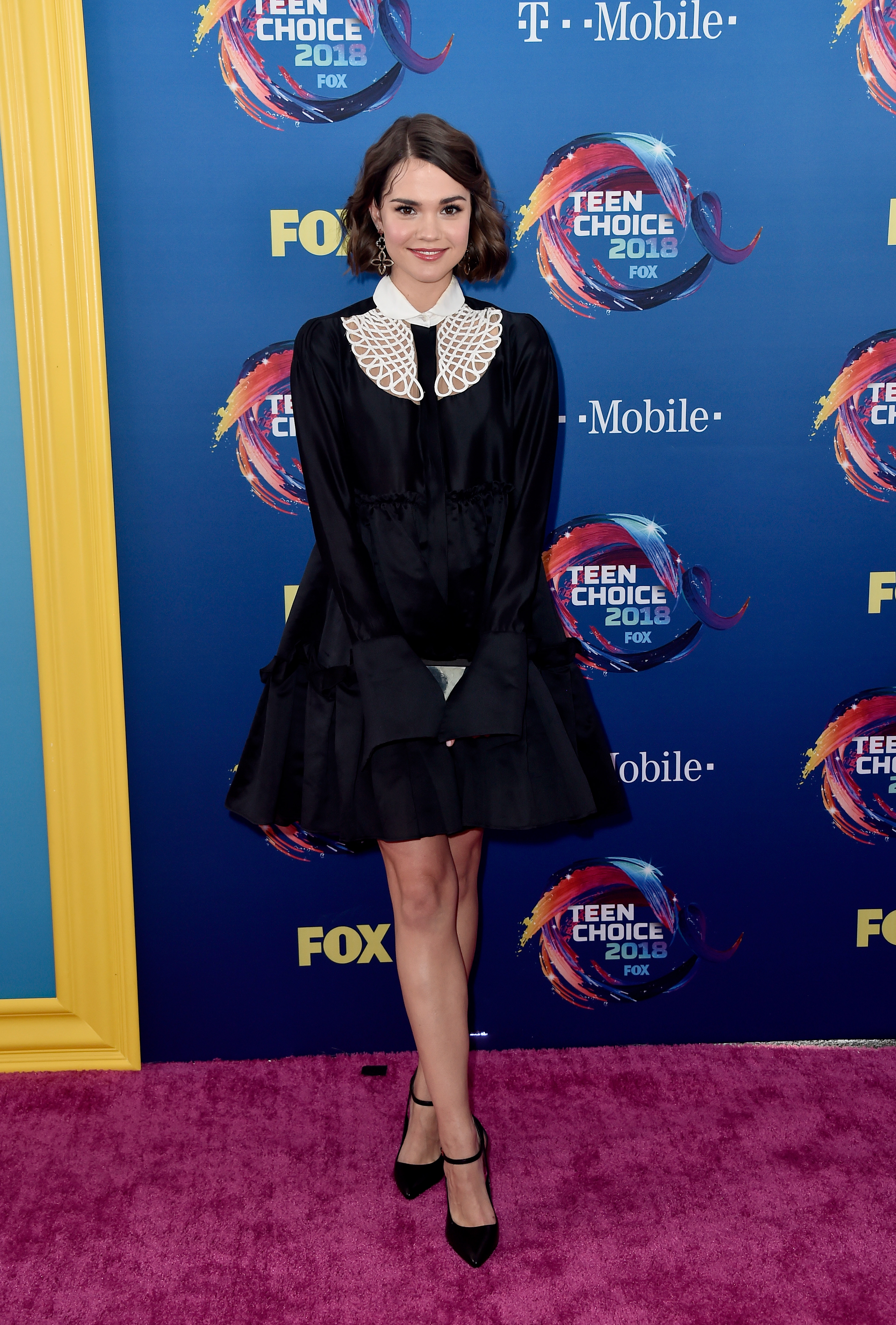 maia mitchell no red carpet do Teen Choice Awards 2018.