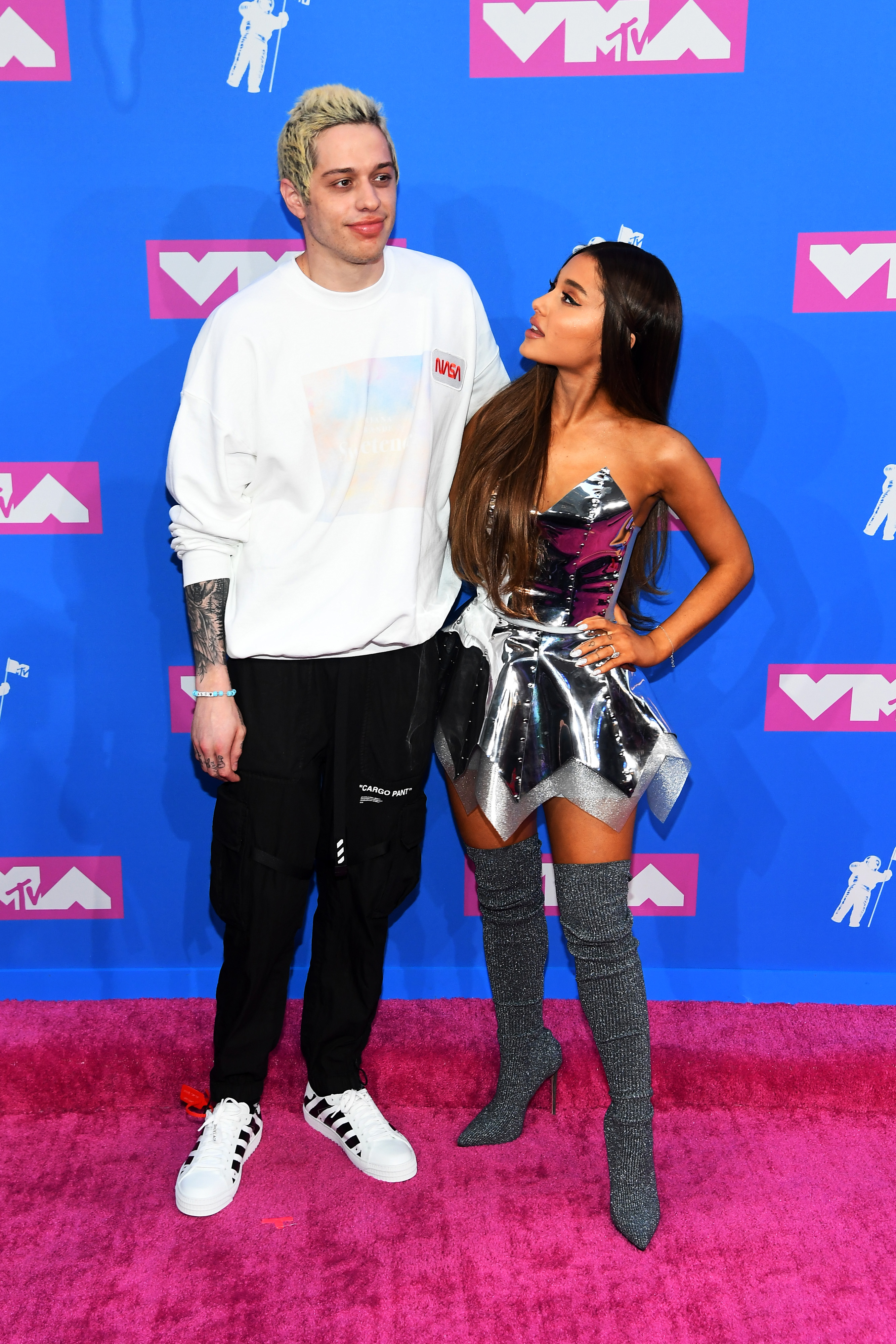 Pete Davison e Ariana Grande no red carpet do VMA 2018.