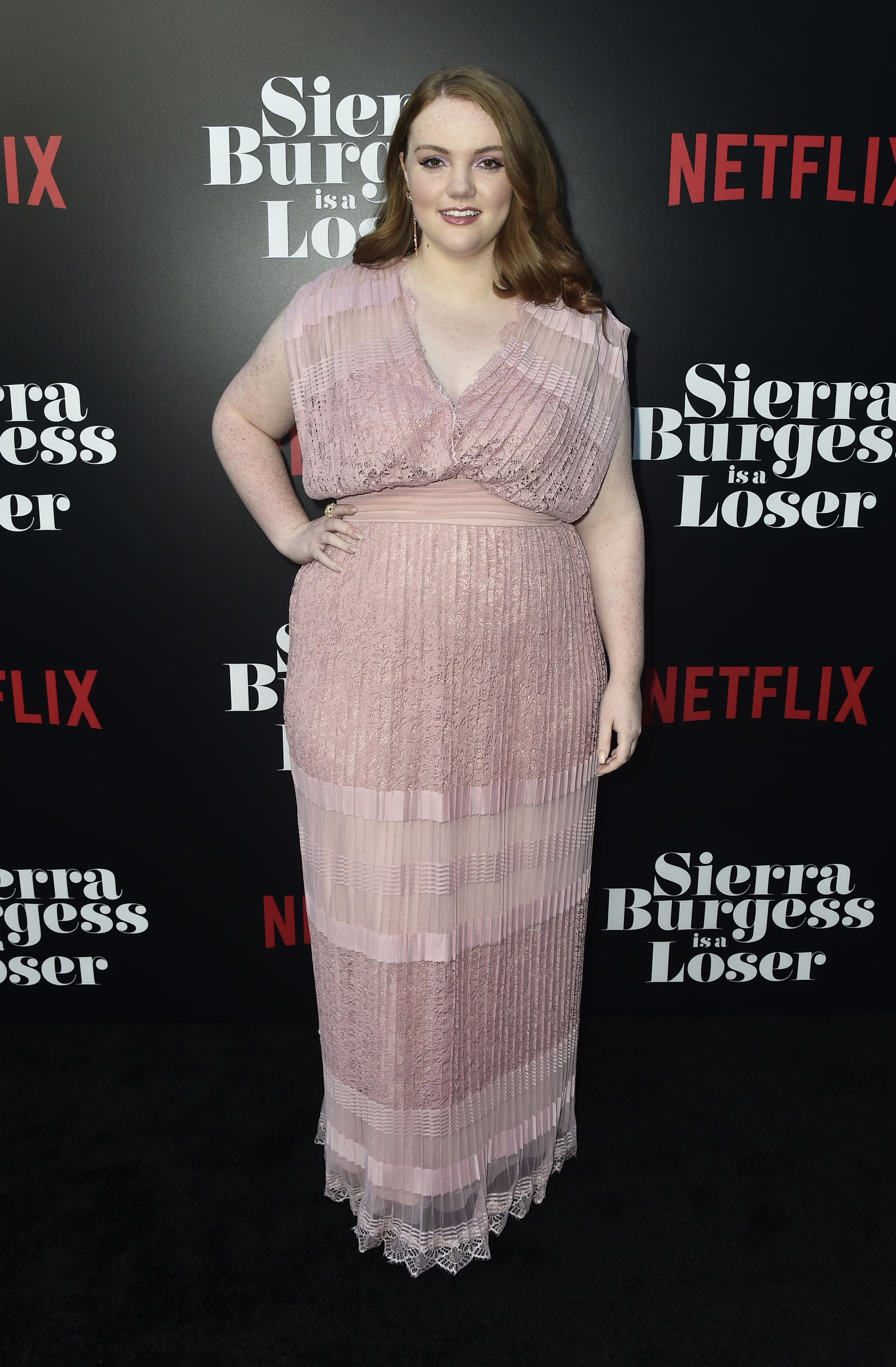 A atriz Shannon Purser escolheu um vestido rosa pastel para o lançamento do filme Sierra Burgess é uma Loser.